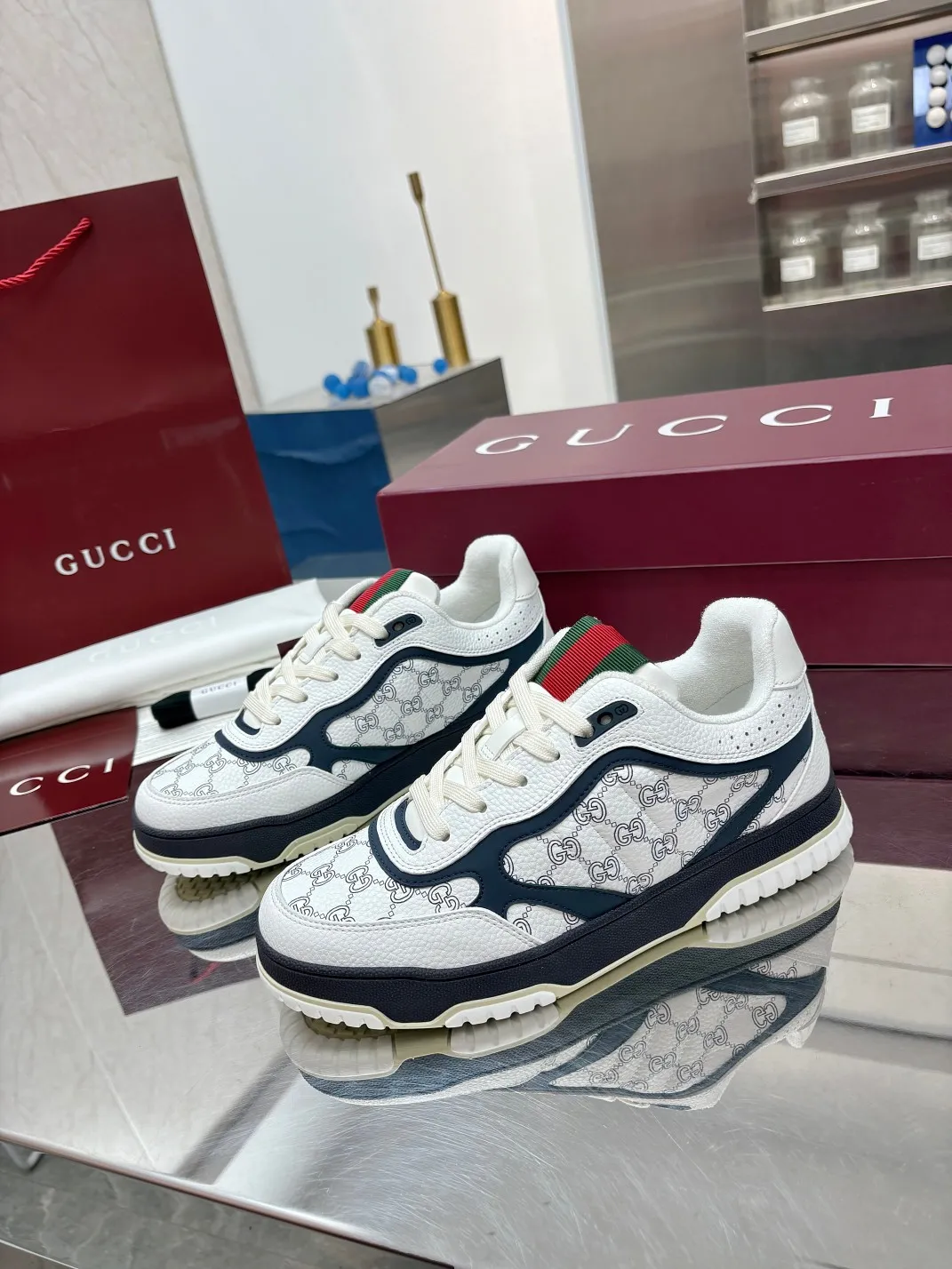 Men's Men's Shoes 💰660 Gucci Gucci's latest hot-selling series of high and low-top distressed couple sneakers are shipped. Original purchase, development and production. This high-low top sneaker adopts a basketball-style silhouette design, cleverly integrated with hollow panels and distressed effects, showing its unique ingenuity. The ingenuity incorporates brand logo details such as interlocking Double G styling accessories and Gucci lettering, a low-key tribute to the brand's design heritage.  ▪️ Fabric: Original customized imported first-layer cowhide ▪️ Lining: Sweat-absorbent and deodorant towel lining ▪️ Sole: Original molded TPU sole ▪️ Sole thickness: 3cm ▪️ Size: Male 39-46 (46 customized)